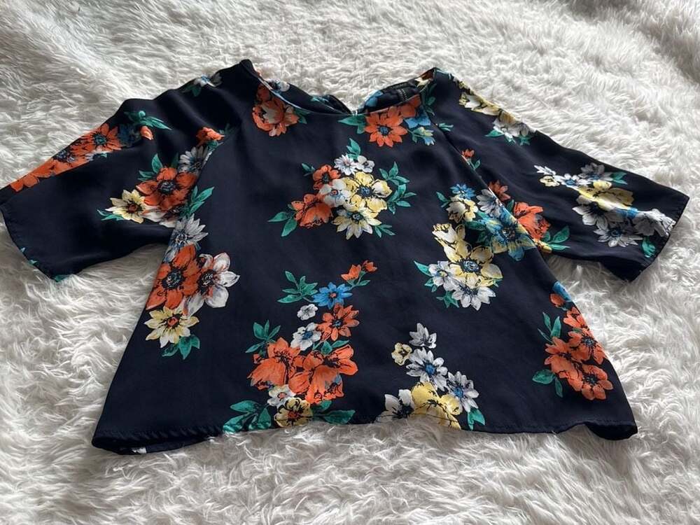 Forever 21 Navy Blue Floral Short Sleeve Blouse with Back Zipper Size Medium